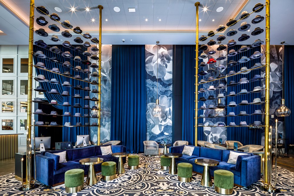 шляпная стена