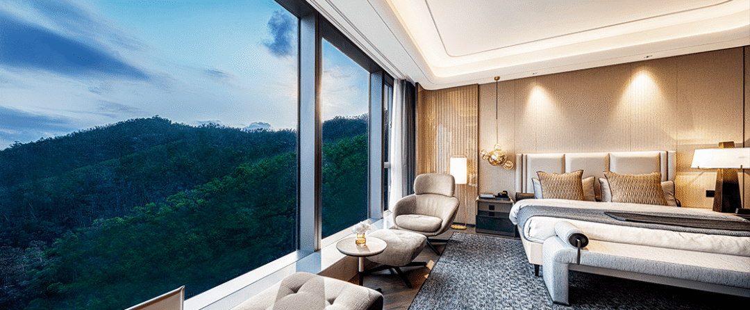 диван в вестибюле отеля